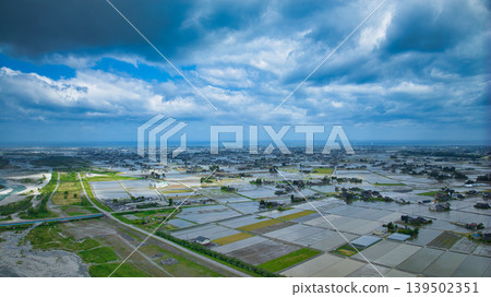 五月陰天，可以看到黑部川沖積扇以及愛本橋、公園等周邊設施，看起來好像要下雨了。 139502351