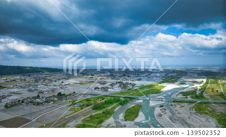 五月陰天，可以看到黑部川沖積扇以及愛本橋、公園等周邊設施，看起來好像要下雨了。 139502352
