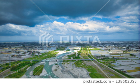 五月陰天，可以看到黑部川沖積扇以及愛本橋、公園等周邊設施，看起來好像要下雨了。 139502353