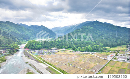 五月陰天，可以看到黑部川沖積扇以及愛本橋、公園等周邊設施，看起來好像要下雨了。 139502360