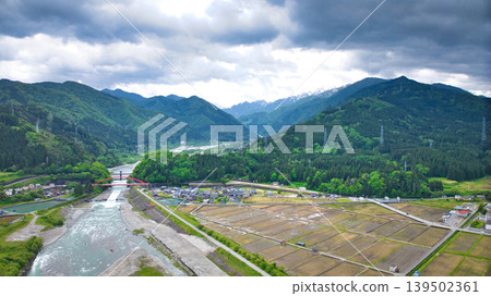 五月陰天，可以看到黑部川沖積扇以及愛本橋、公園等周邊設施，看起來好像要下雨了。 139502361
