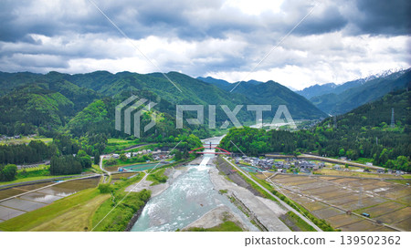 五月陰天，可以看到黑部川沖積扇以及愛本橋、公園等周邊設施，看起來好像要下雨了。 139502362
