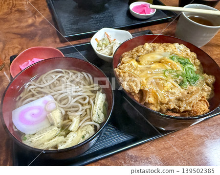 日式套餐,包括豬排蓋飯和熱蕎麥麵 日式套餐,包括豬排蓋飯和熱蕎麥麵 139502385