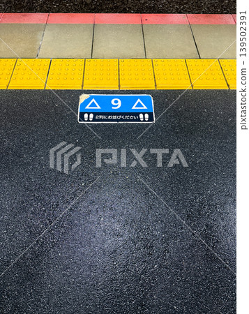 車站月台及登車地點指南,被雨水打濕了。 車站月台及登車地點指南,被雨水打濕了。 139502391