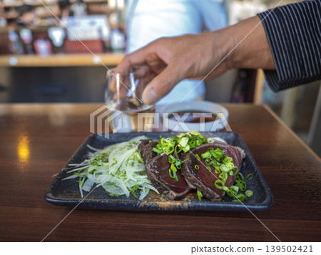 時令佳餚。香煎鰹魚配上一杯令人愉悅的飲品。 時令佳餚。香煎鰹魚配上一杯令人愉悅的飲品。 139502421