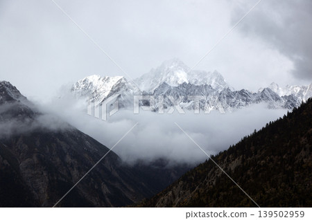 The snow-capped peaks of Ranwu Lake emerge from between the clouds. The snow-capped peaks of Ranwu Lake emerge from between the clouds. 139502959