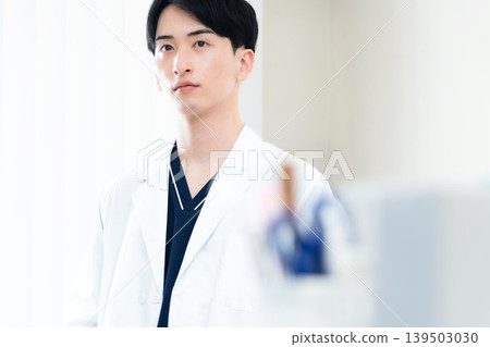 在醫院工作的年輕人 139503030