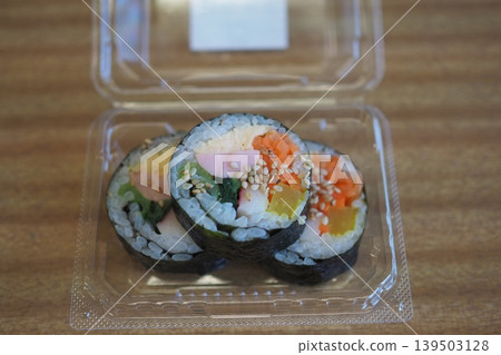 透明塑膠包裝的紫菜包飯 透明塑膠包裝的紫菜包飯 139503128