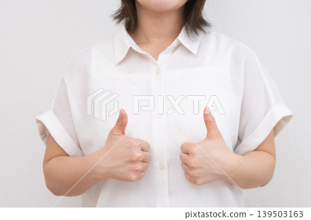 一位年輕女子雙手豎起大拇指 139503163