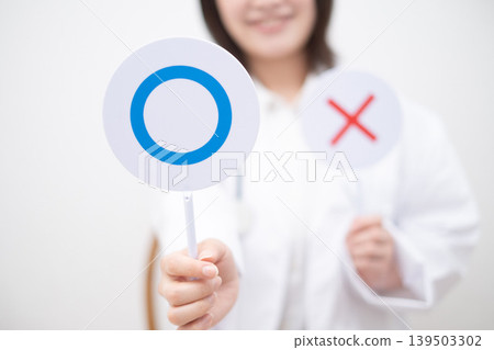 The female doctor who holds up the correct answer card The female doctor who holds up the correct answer card 139503302