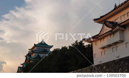 黃昏時分的城堡和主塔,背景是積雨雲。 黃昏時分的城堡和主塔,背景是積雨雲。 139503700