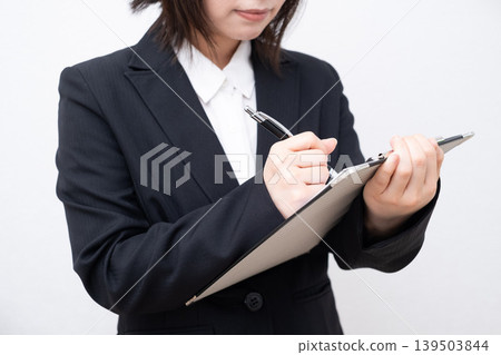 在文件上做筆記的女商人 在文件上做筆記的女商人 139503844
