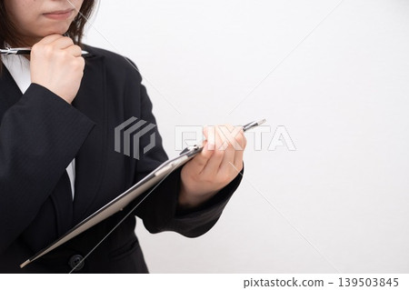 認為通過看材料的女商人 139503845