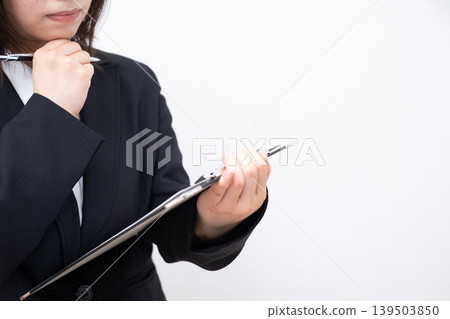 認為通過看材料的女商人 認為通過看材料的女商人 139503850