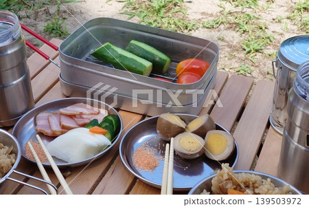 在自然環繞中享受露營美食 在自然環繞中享受露營美食 139503972