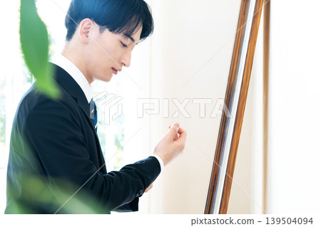 一位商人準備上班的手 139504094