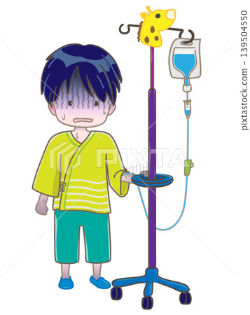 一個孩子左手臂插著輸液管，看起來身體不適，臉色蒼白。 139504550