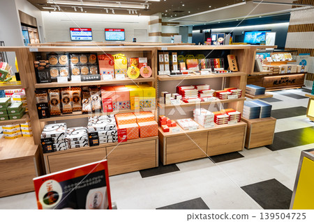 在東京大田區羽田機場1號航廈附近逛紀念品商店 在東京大田區羽田機場1號航廈附近逛紀念品商店 139504725