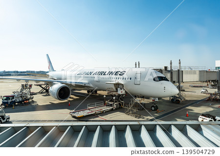 在東京大田區羽田機場1號航廈附近觀看飛機。 在東京大田區羽田機場1號航廈附近觀看飛機。 139504729