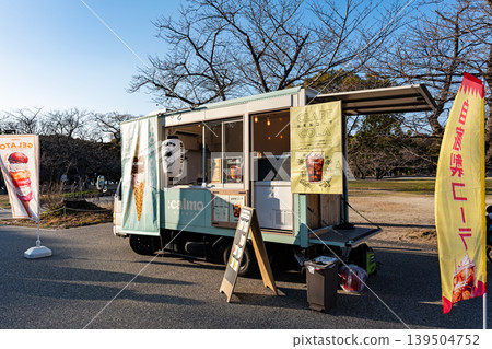 舞鶴公園景色;在三之丸廣場的餐車上買可樂;福岡縣福岡市中央區。 舞鶴公園景色;在三之丸廣場的餐車上買可樂;福岡縣福岡市中央區。 139504752