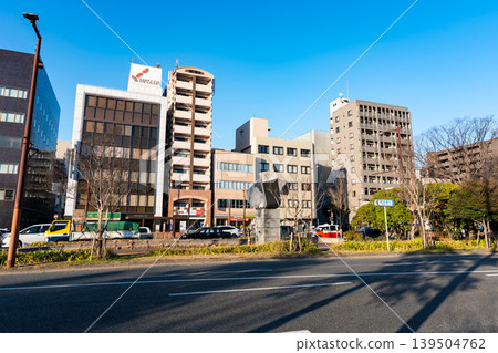 福岡縣福岡市中央區,福岡城遺址5號護城河前的明治通,大濠公園站 福岡縣福岡市中央區,福岡城遺址5號護城河前的明治通,大濠公園站 139504762