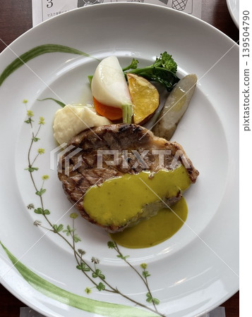 餐廳裡的一份肉菜和蔬菜拼盤。 139504790