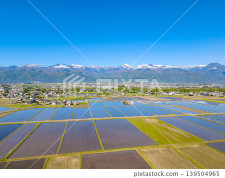 【無人機空拍】初夏時節,長野縣安曇野市出現巨型水鏡 【無人機空拍】初夏時節,長野縣安曇野市出現巨型水鏡 139504965