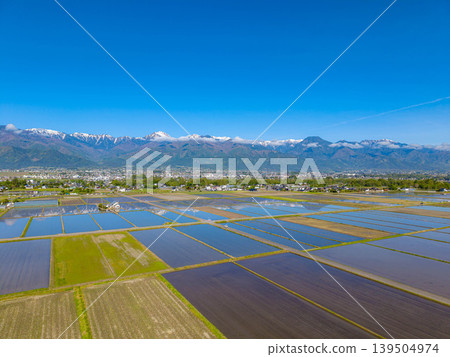 【無人機空拍】初夏時節,長野縣安曇野市出現巨型水鏡 【無人機空拍】初夏時節,長野縣安曇野市出現巨型水鏡 139504974