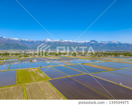 【無人機空拍】初夏時節,長野縣安曇野市出現巨型水鏡 【無人機空拍】初夏時節,長野縣安曇野市出現巨型水鏡 139504975