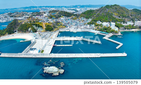 從空中俯瞰田之浦漁港。無人機拍攝了和歌山縣田之浦漁港的全景,該漁港以漁業聞名。 從空中俯瞰田之浦漁港。無人機拍攝了和歌山縣田之浦漁港的全景,該漁港以漁業聞名。 139505079