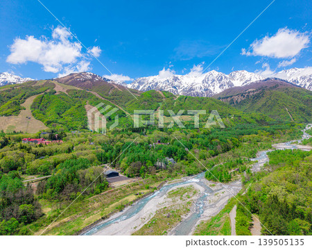 [Drone footage] Scenery of Hakuba Village in early summer, with fresh green leaves sprouting [Nagano Prefecture] 139505135