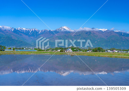 【初夏景色】初夏時節,長野縣安曇野市出現了一面巨大的水鏡。 【初夏景色】初夏時節,長野縣安曇野市出現了一面巨大的水鏡。 139505309