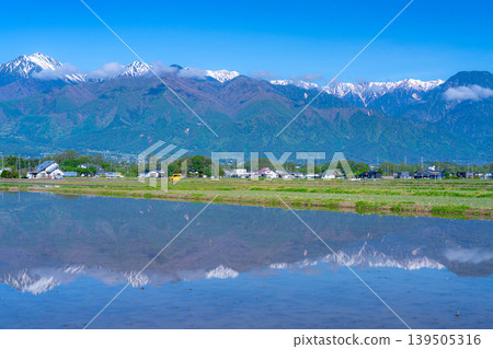 【初夏景色】初夏時節,長野縣安曇野市出現了一面巨大的水鏡。 【初夏景色】初夏時節,長野縣安曇野市出現了一面巨大的水鏡。 139505316
