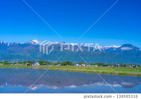 【初夏景色】初夏時節,長野縣安曇野市出現了一面巨大的水鏡。 【初夏景色】初夏時節,長野縣安曇野市出現了一面巨大的水鏡。 139505318