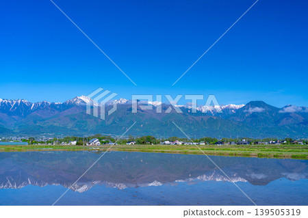 【初夏景色】初夏時節,長野縣安曇野市出現了一面巨大的水鏡。 【初夏景色】初夏時節,長野縣安曇野市出現了一面巨大的水鏡。 139505319