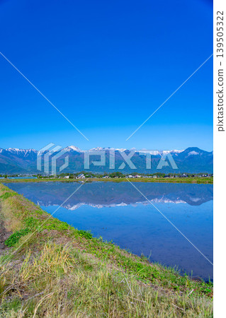 【初夏景色】初夏時節,長野縣安曇野市出現了一面巨大的水鏡。 【初夏景色】初夏時節,長野縣安曇野市出現了一面巨大的水鏡。 139505322