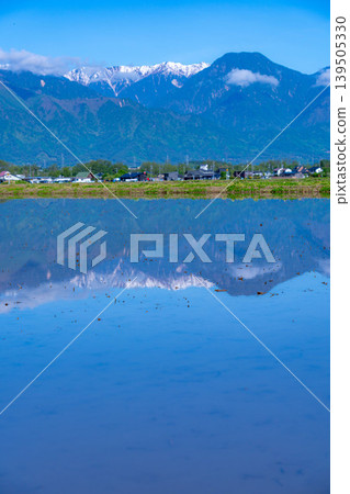 [Early Summer Scenery] A giant water mirror appears in Azumino in early summer [Nagano Prefecture] 139505330