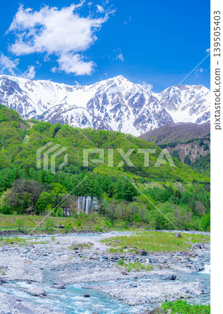 【初夏景色】從白馬大橋眺望白馬村山巒疊翠的景色【長野縣】 【初夏景色】從白馬大橋眺望白馬村山巒疊翠的景色【長野縣】 139505403