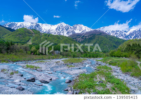 【初夏景色】從白馬大橋眺望白馬村山巒疊翠的景色【長野縣】 【初夏景色】從白馬大橋眺望白馬村山巒疊翠的景色【長野縣】 139505415