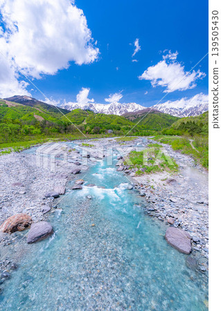 【初夏景色】從白馬大橋眺望白馬村山巒疊翠的景色【長野縣】 【初夏景色】從白馬大橋眺望白馬村山巒疊翠的景色【長野縣】 139505430