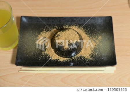 裹上黃豆粉的黑葛粉麻糬 裹上黃豆粉的黑葛粉麻糬 139505553
