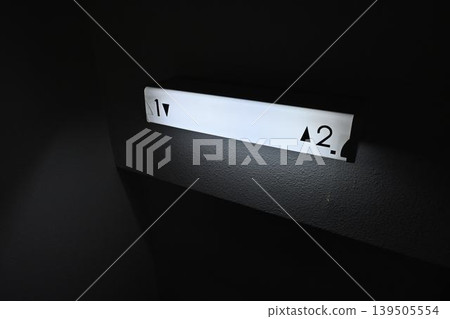 一樓與二樓之間樓梯平台的照明 139505554