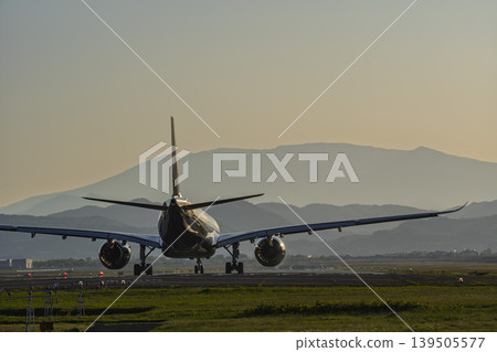 黃昏時分的仙台機場，飛機起飛，宮城縣名取市 139505577