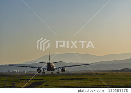黃昏時分的仙台機場，飛機起飛，宮城縣名取市 139505578