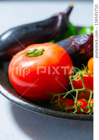 各種新鮮、帶露水的夏季蔬菜：番茄、茄子、黃瓜、西葫蘆和辣椒 139505710