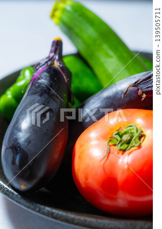 各種新鮮、帶露水的夏季蔬菜：番茄、茄子、黃瓜、西葫蘆和辣椒 139505711