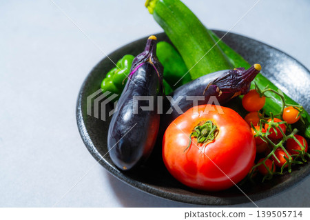 各種新鮮、帶露水的夏季蔬菜：番茄、茄子、黃瓜、西葫蘆和辣椒 139505714