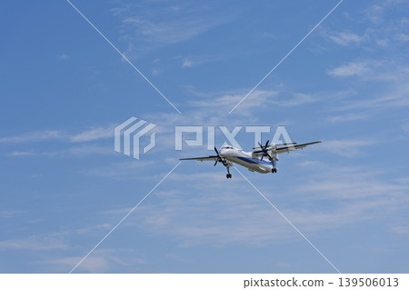 仙台機場上空藍天，飛機降落，宮城縣名取市 139506013