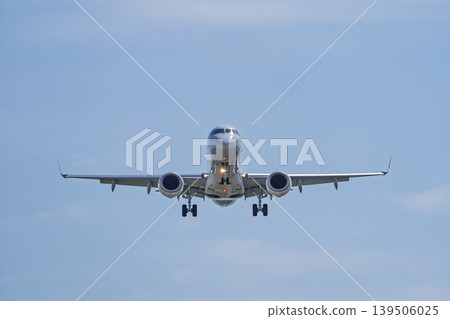 仙台機場上空藍天,飛機降落,宮城縣名取市 仙台機場上空藍天,飛機降落,宮城縣名取市 139506025