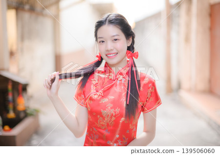 asian woman in traditional chinese dress 139506060